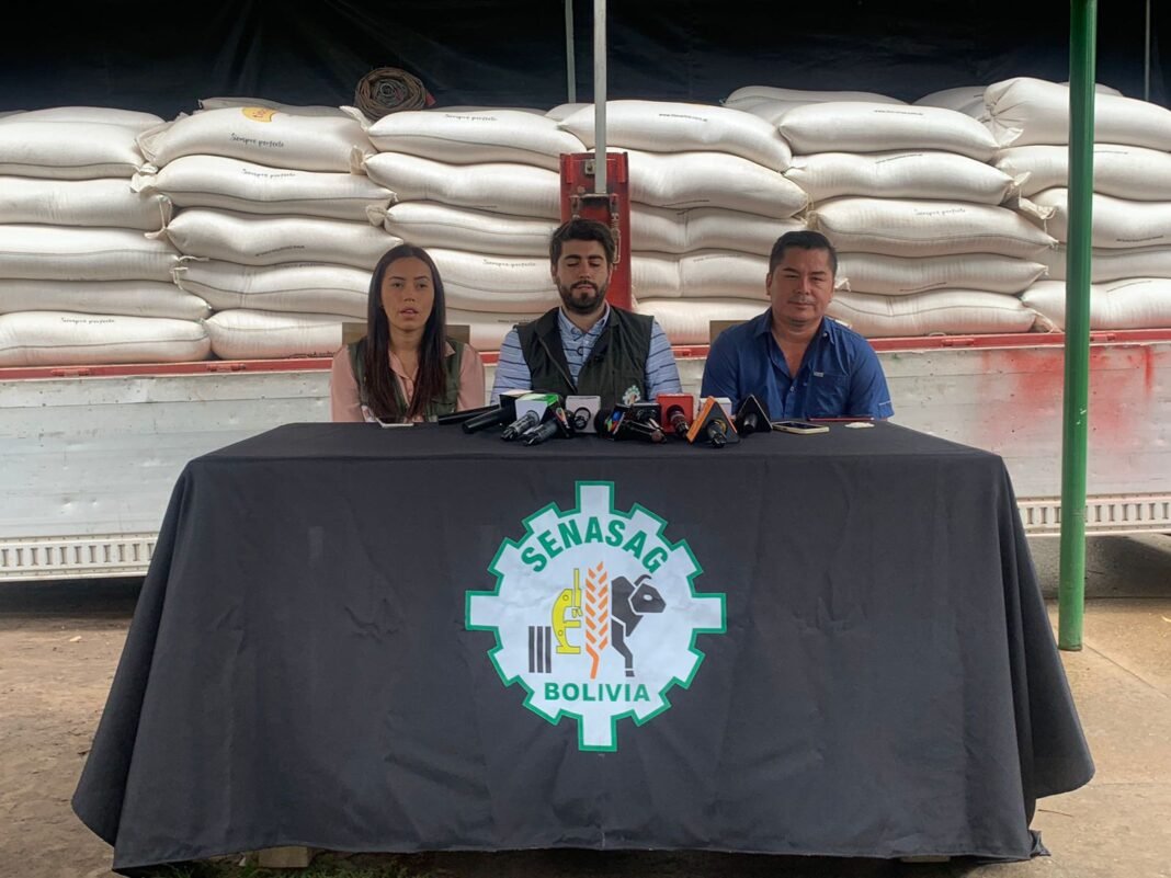 *Senasag decomisa arroz sin documentación y prescinta ingenio en Montero* El Servicio Nacional de Sanidad Agropecuaria e Inocuidad Alimentaria (Senasag) llevó a cabo operativos de control en el departamento de Santa Cruz, donde decomisó un total de nueve toneladas de arroz que no contaban con documentación ni permiso de importación. Por razones de sanidad, el producto decomisado será destruido conforme a los protocolos establecidos. Según el jefe del Senasag Santa Cruz, Facundo Altamirano, la mercadería incautada representa una afectación económica que supera los 65.000 bolivianos. La autoridad señaló que este tipo de controles busca garantizar la inocuidad alimentaria y frenar el ingreso de productos de procedencia irregular al mercado nacional. Asimismo, refirió que se procedió a prescintar un ingenio ubicado en el municipio de Montero, donde se hallaron 175 toneladas de arroz almacenadas. El producto quedó bajo custodia de la entidad, debido a que el propietario no presentó documentación que respalde su origen ni su importación. Hizo notar que se continuará con las investigaciones correspondientes para determinar la procedencia del grano y establecer posibles sanciones conforme a la normativa vigente. El Senasag reiteró su compromiso de intensificar los controles en puntos estratégicos del país para evitar la comercialización de alimentos sin certificación sanitaria ni respaldo legal. Según el presidente de presidente de la Asociación de Productores Arroceros del Beni (Adepab), el contrabando se ha convertido en un flagelo que está generando una sobreoferta de arroz en los mercados, lo que a su vez deprime los precios y afecta directamente a los productores. El sector confía en que la anulación de la normativa que permitía la importación de arroz sin arancel contribuya a estabilizar y mejorar los precios en los principales centros de consumo del país.